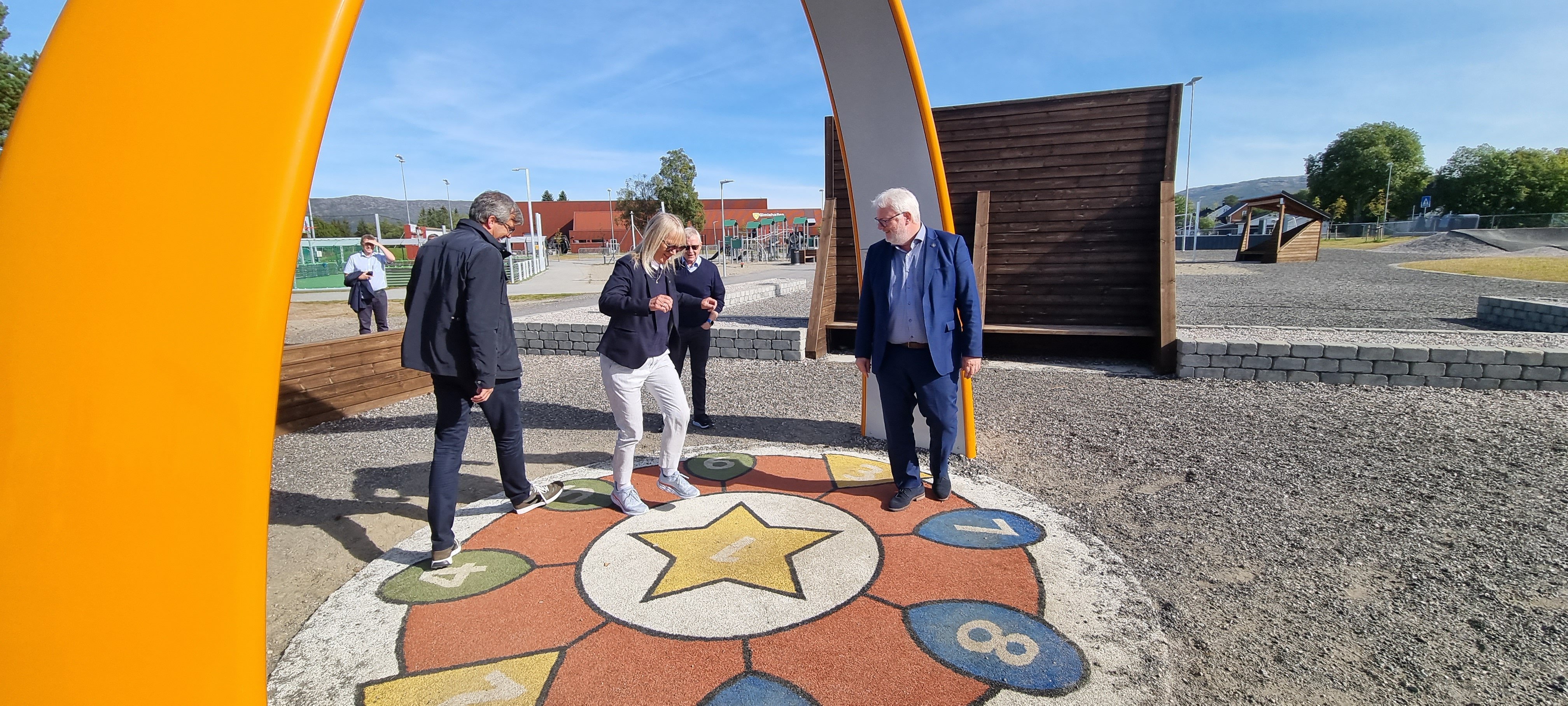 Varaordføreren viser fram noe av innholdet på lekeplassen til Mari Mogstad, Frank Jenssen og Jan Vaage