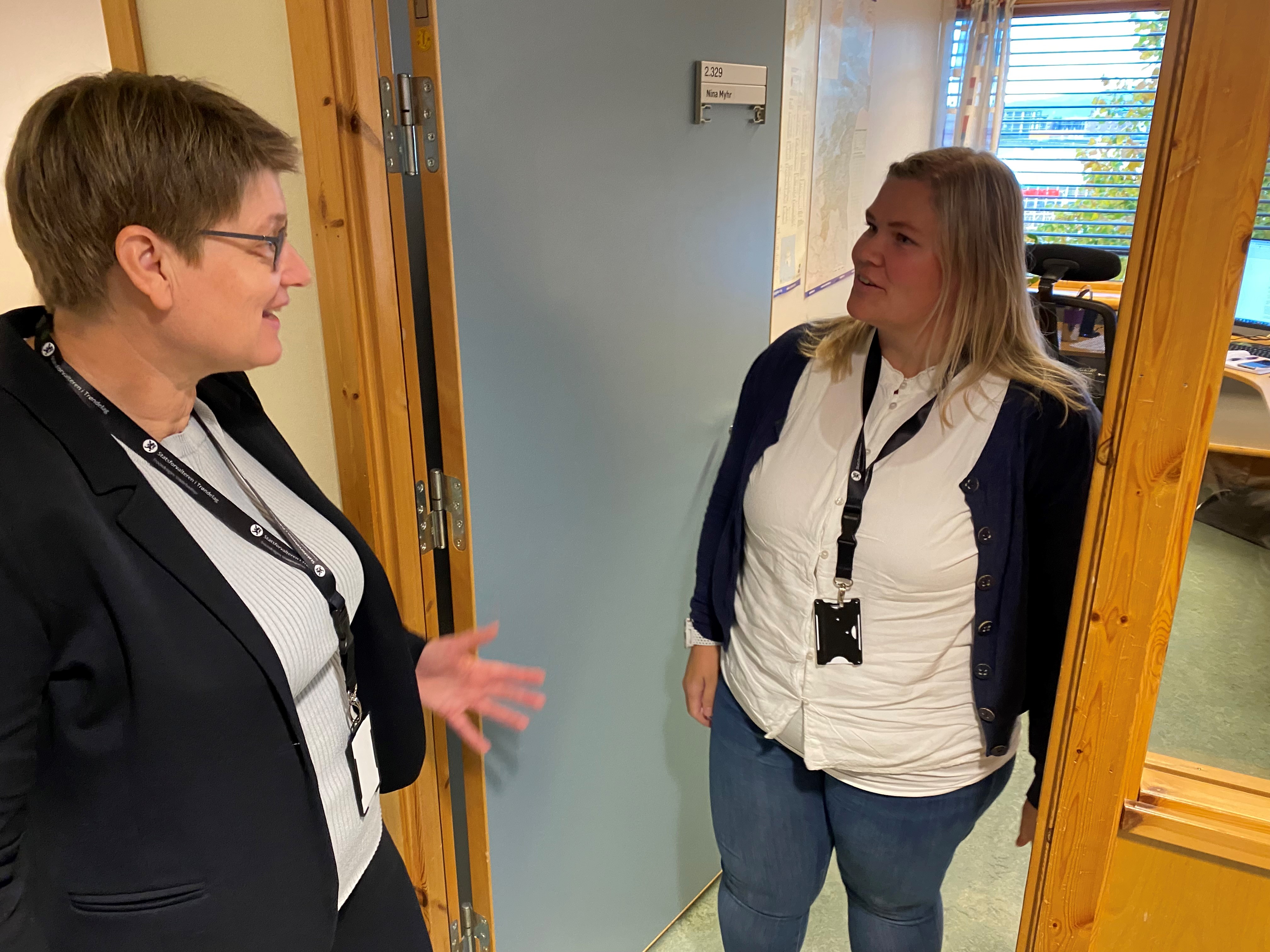 Den nye klima- og miljødirektøren møtte blant annet Nina Myhr fra Skatval under sin besøksrunde på Statens hus i Steinkjer i formiddag. 