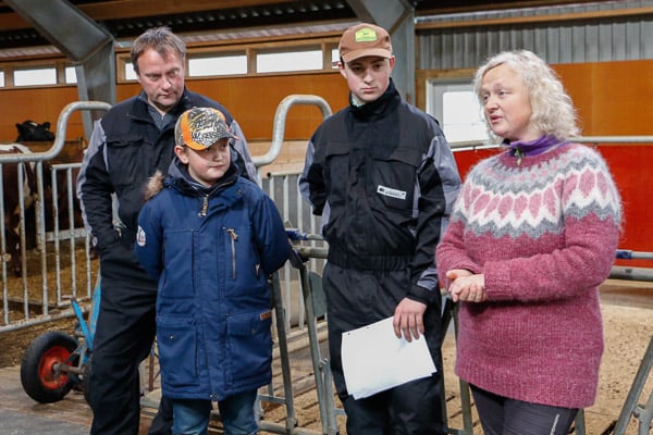 Familien på Rabben Gård og Landbruks- og matminister Jon Georg Dale