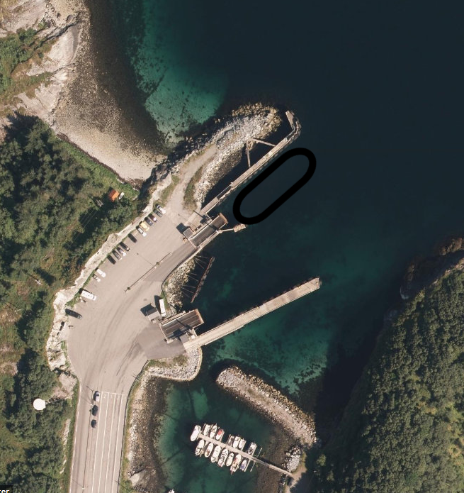 Flyfoto som viser Horn fergekai. Svart omriss viser omtrentlig område for mudring.