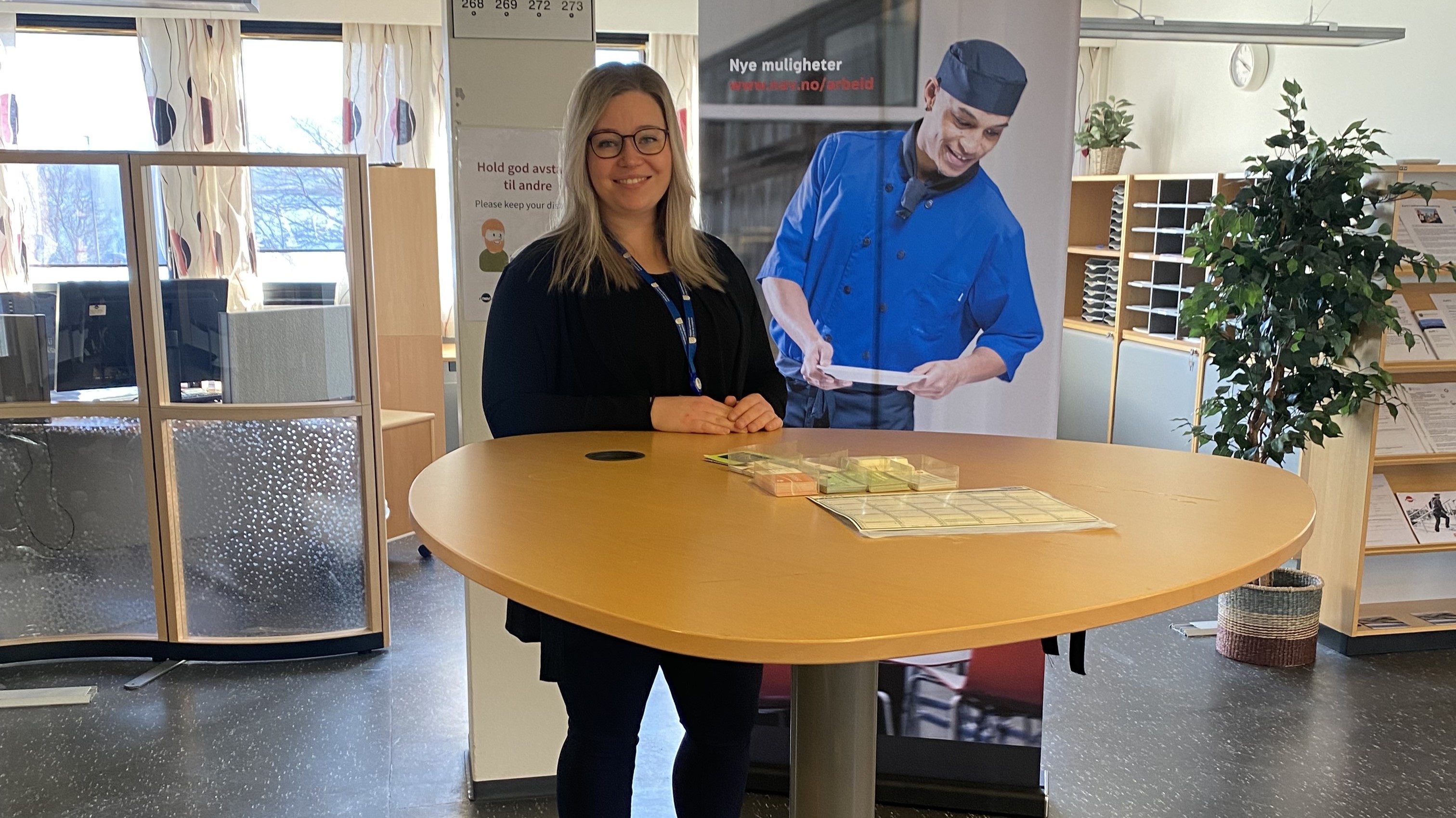 Kvinne i kontorlandskap