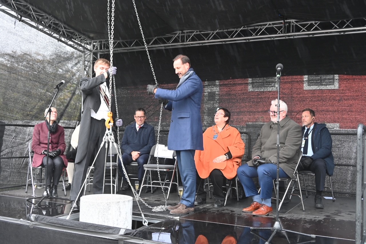Her legger Kronprinsen ned grunnsteinen til "nye" Samfundet. Foto: Sven Gj. Gjeruldsen / Det kongelige hoff. Her legger Kronprinsen ned grunnsteinen til "nye" Samfundet.
