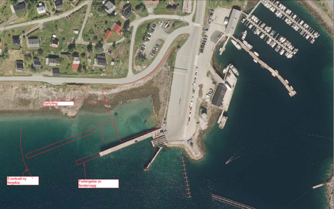 Kjøpsvik fergekai. Rød markering viser deler av de planlagte tiltakene i sjø (Kilde: Statens vegvesen).