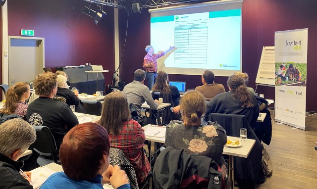 Per Drage foreleser for kursdeltakerne som deltok på Inn på tunet-kurs i Sortland tidligere i år. Foto: Ingrid Roaldsen, Statsforvalteren i Nordland