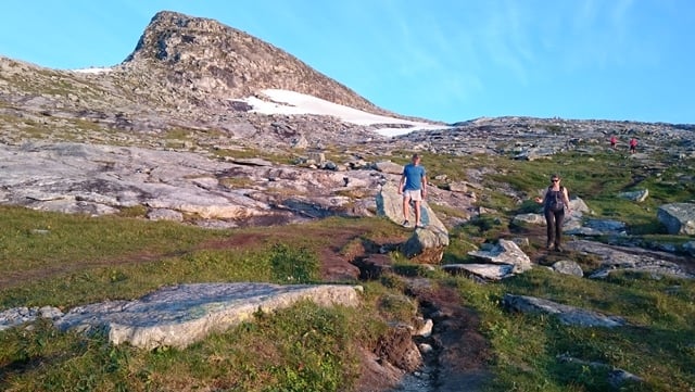 Roar Høgsæt og Eira Loukkonen på tur ned fra Per Kalsatind