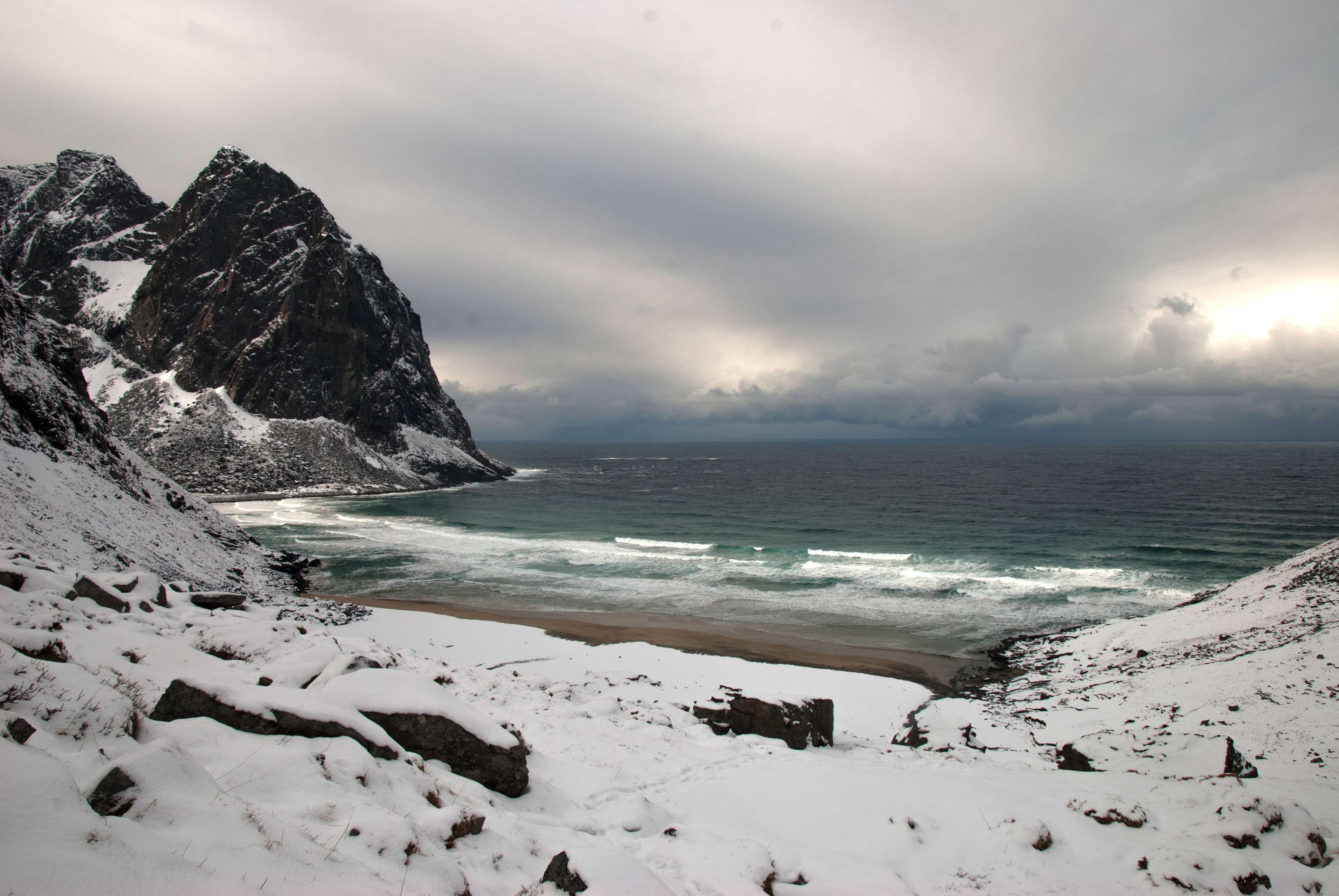 Kvalvika med Kjerringa i bakgrunnen