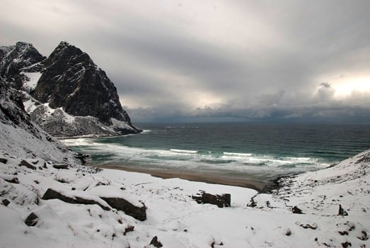 Kvalvika med Kjerringa i bakgrunnen. Foto: Mia Husdal