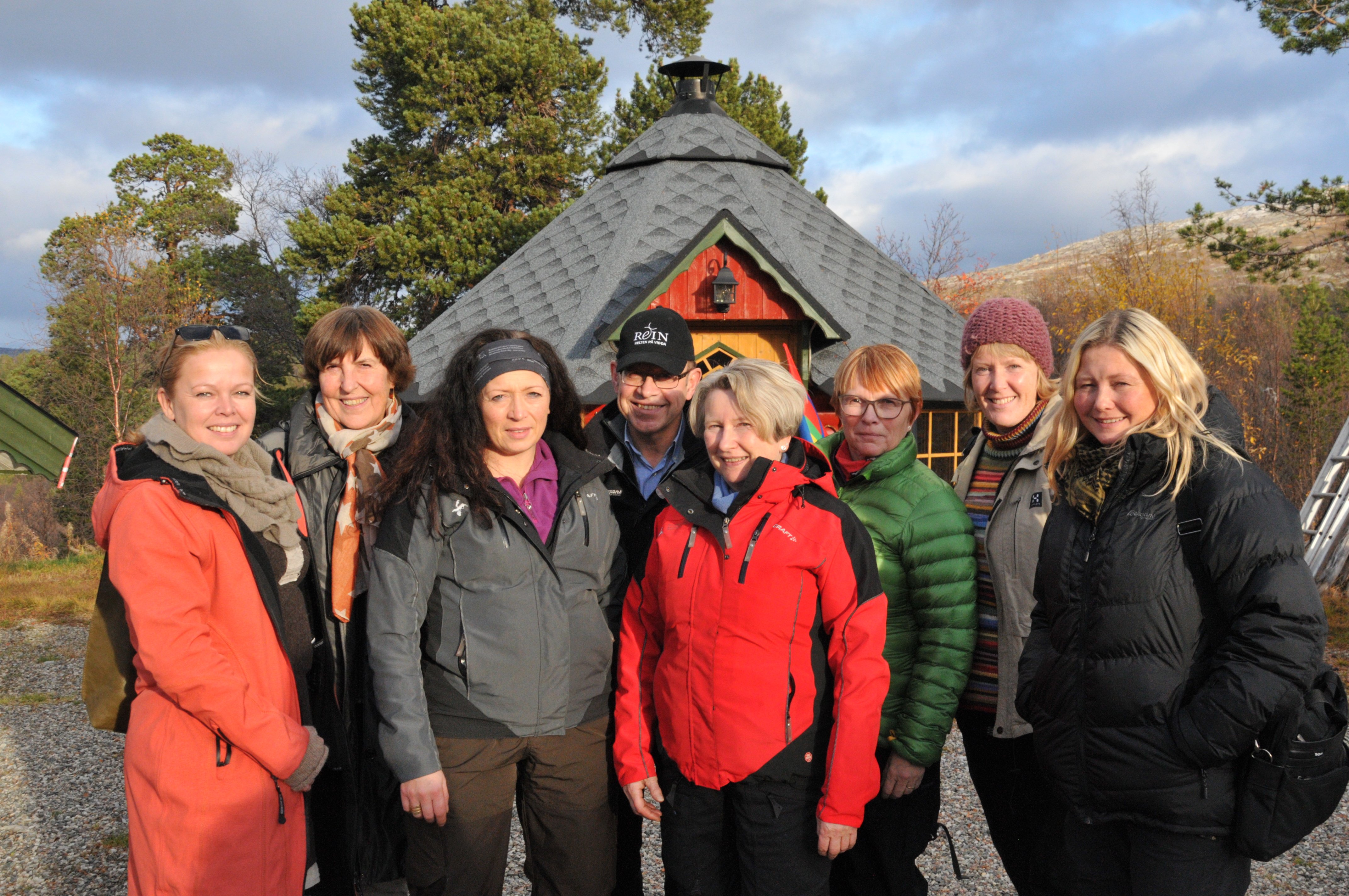 Styringsgruppa. Fra v. Marte Bugge (personalsjef FM), Åse BIrkeli  (LO/ UNIO FM), Sylvi Brandsæther (reindriftskontoret), Ola Bjerkaas (assisterende fylkesmann), Ing-LIll Pavall (reindriftsagronom), Åsa Hellem (YS FM), Grete Nytrøen Kvavik (akademikerne FM), Monica Iveland (landbruksdirektør FM). 