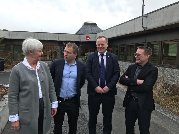 GOD STEMNING: Det var god stemning under besøket i Jevnaker kommune. F.v: Fylkesmann Valgerd Svarstad Haugland, ordfører Morten Lafton, assisterende fylkesmann Trond Rønningen og rådmann Erling Kristiansen