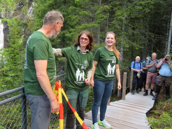 Malviks ordfører Ingrid Aune åpner tilretteleggingen i Homla naturreservat sammen med Gry Tveten Aune og Jan Erik Andersen fra Fylkesmannen i Trøndelag. Foto: Knut Erling Flataker.